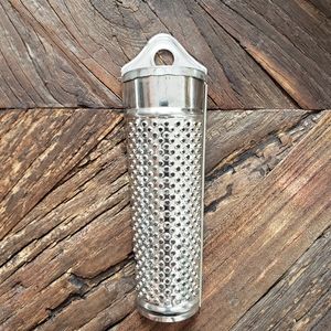 Nutmeg grinder with lid